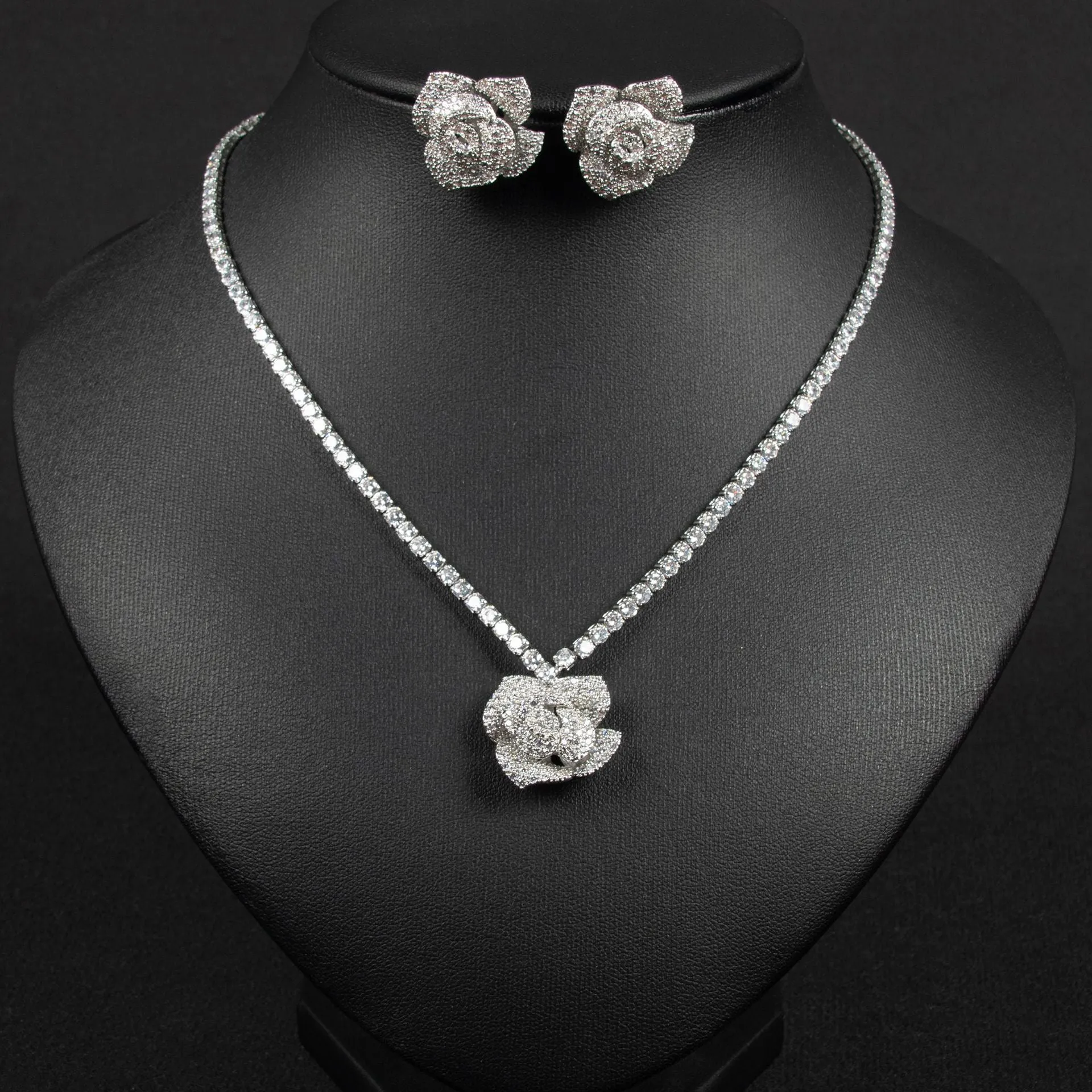 Hot sale European and American rose zircon necklace for women, casual and versatile, niche design, high-end suit